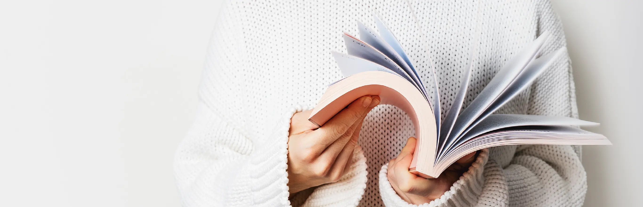 本を読む人の写真